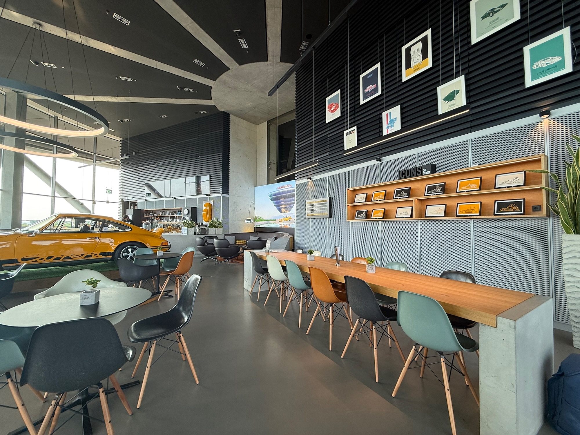 Signiert und verkauft wurden die Bücher im Carrera Café von Porsche Leipzig.