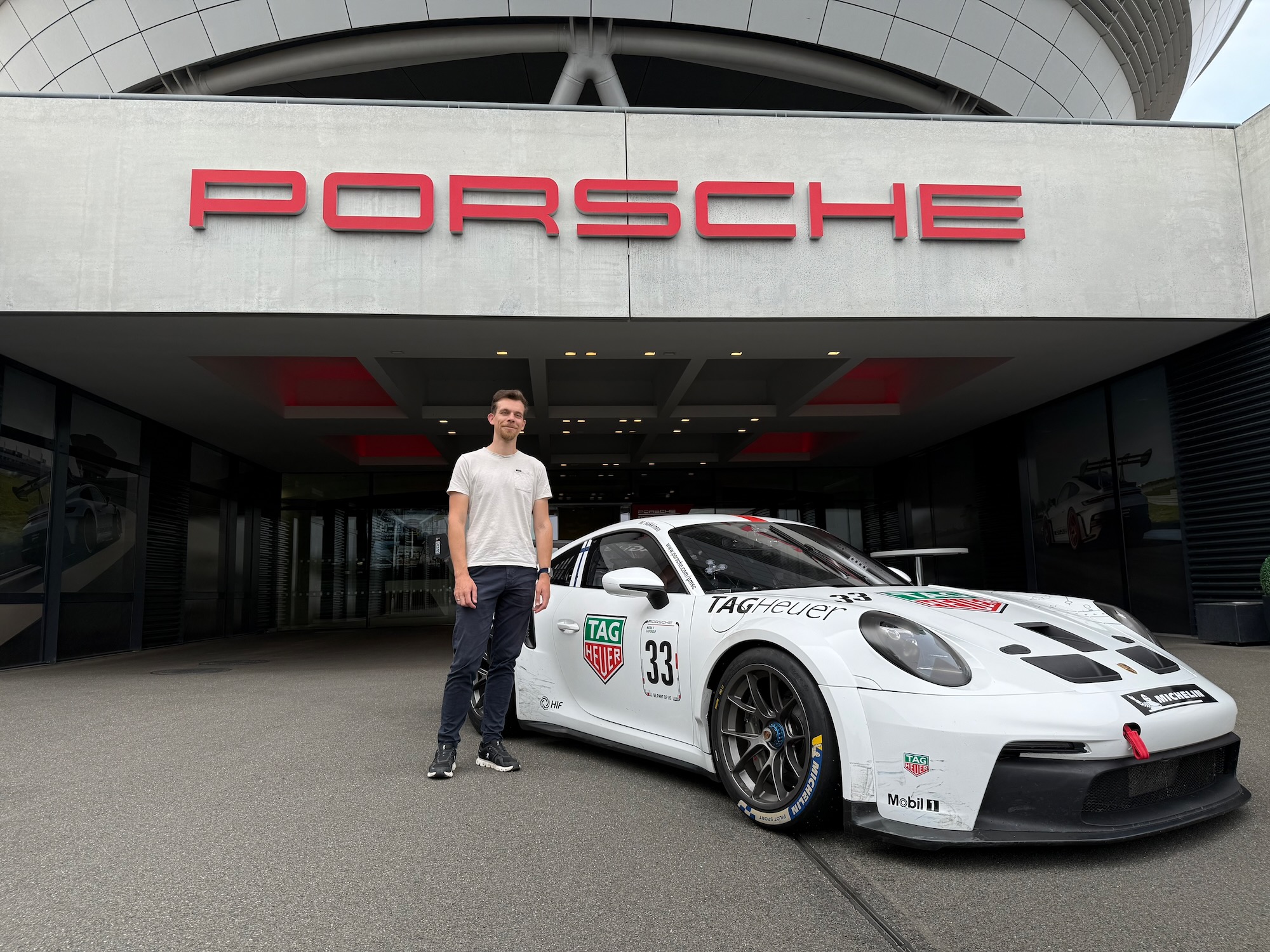 Tobias Krause samt Porsche 911 vor dem Eingang in Leipzig