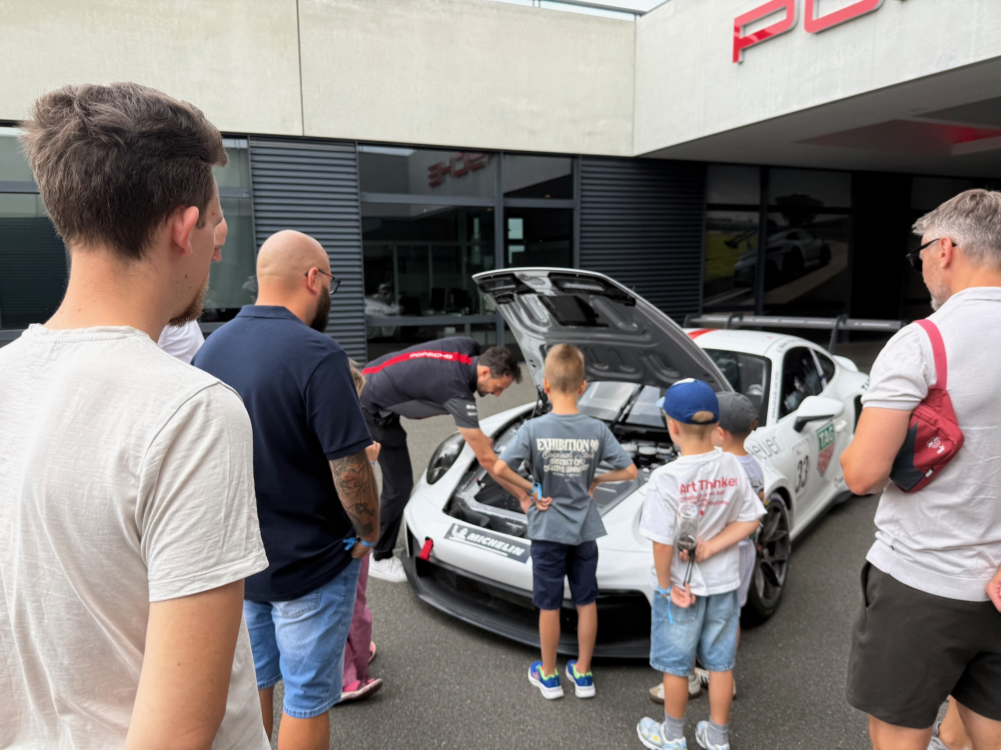 Ein echter Rennfahrer und sein Auto waren Teil des Events.